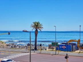 Studio with ocean and promenade view Sea point
